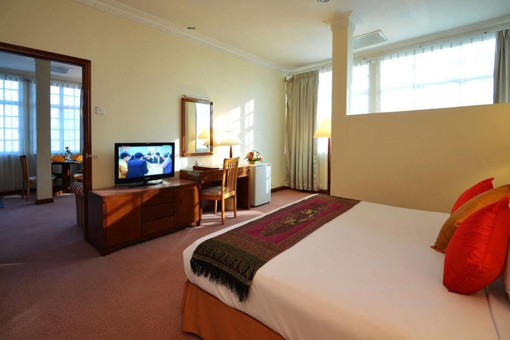 Holiday Villa Hotel City Centre พนมเปญ ภายนอก รูปภาพ
